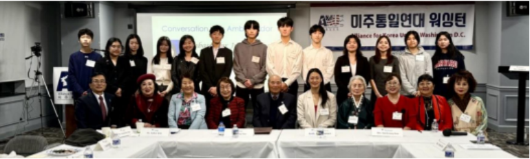 image Julie Turner, U.S. Ambassador-at-Large for North Korean Human Rights Issues (fifth from the right), the students, judges, members of the Alliance for Korea United, and heads of Korean organizations are taking a commemorative photo.